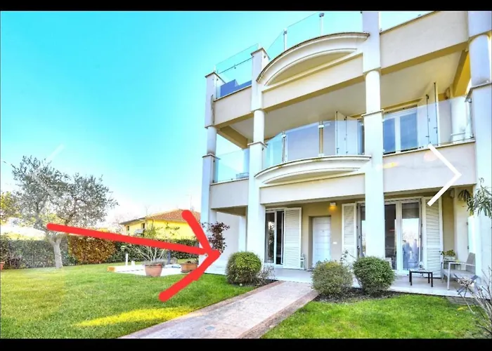 Flat Front Lake With Swimming Pool, Ground Floor
