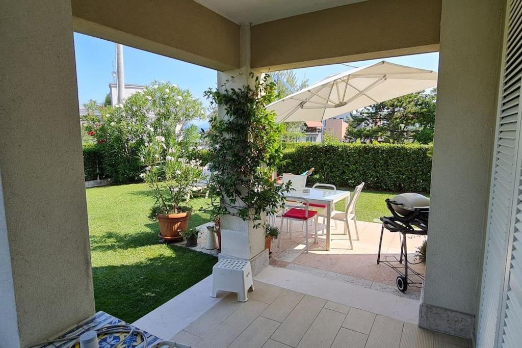 Flat Front Lake With Swimming Pool, Ground Floor Appartement