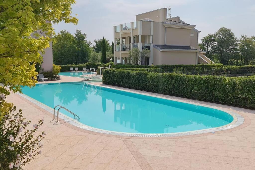 Flat Front Lake With Swimming Pool, Ground Floor *